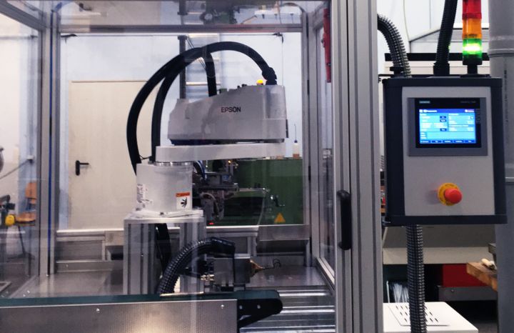 Roboterzelle mit EPSON Scara | SINAMICS Comfort Panel Roboterzelle mit EPSON Scara | SINAMICS Comfort Panel