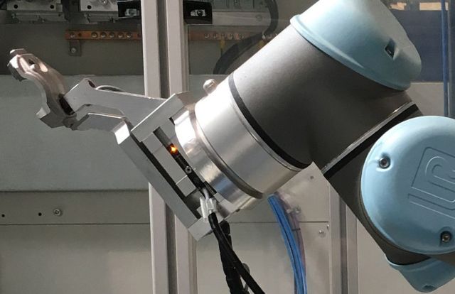Automation Montageanlage Universal Robots Greifer mit Lagerdeckel