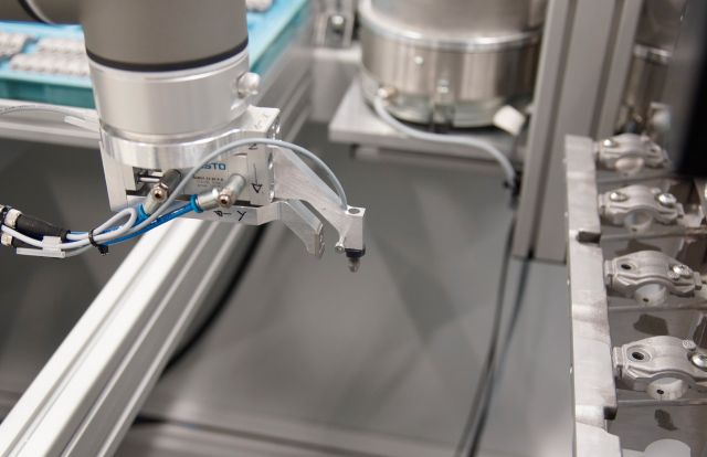 Automation Montageanlage Universal Robots Greifer Lagerdeckel Automation Montageanlage Universal Robots Greifer Lagerdeckel