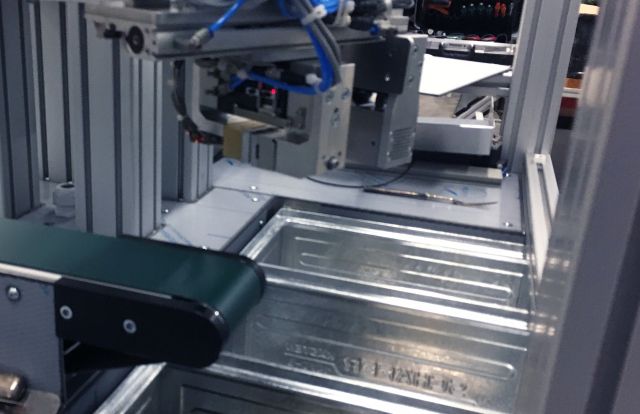 Roboterzelle mit EPSON Scara + NAST Förderband Roboterzelle mit EPSON Scara + NAST Förderband