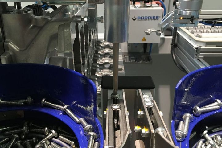 NAST Automation Universal Robots Montageanlage Lagerdeckel