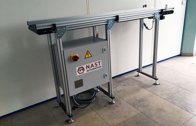 Universal Robots UR+ Förderband, 1 Sensor, Bordwände, Komplettansicht Universal Robots UR+ Förderband, 1 Sensor, Bordwände, Komplettansicht