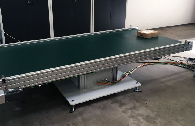 Universal Robots UR+ Positionierungs-Förderband auf Drehtisch (1) Universal Robots UR+ Positionierungs-Förderband auf Drehtisch (1)