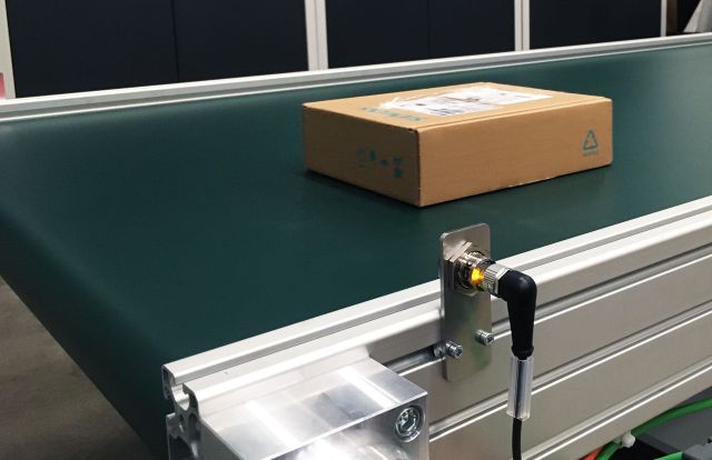 Universal Robots UR+ Positionierungs-Förderband auf Drehtisch Universal Robots UR+ Positionierungs-Förderband auf Drehtisch