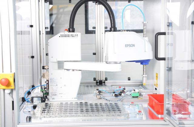 NAST Automation - Roboterzelle mit EPSON Scara